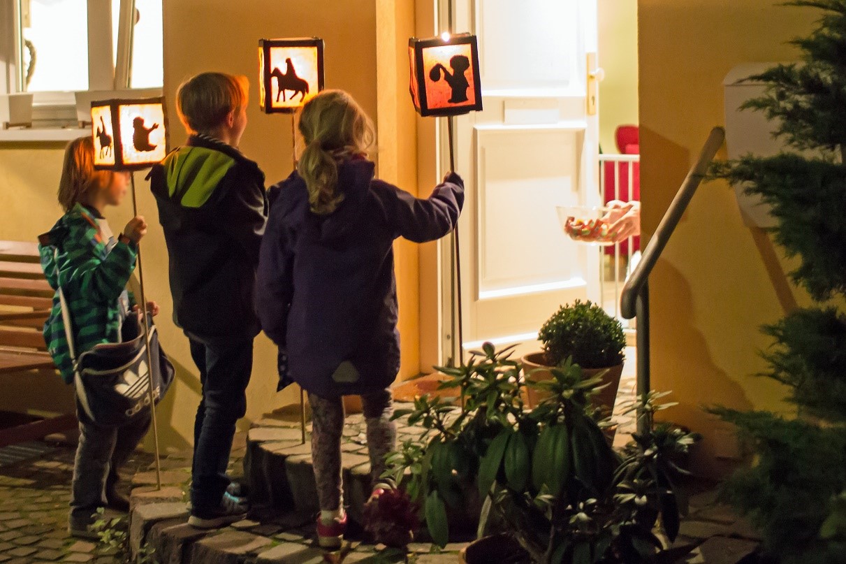 Kinder beim Martinssingen in Köln-Neuehrenfeld  