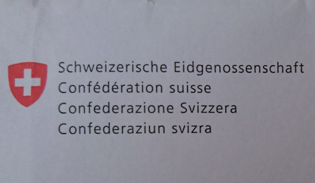 スイスの公用語であるドイツ語、フランス語、イタリア語とロマンシュ語のそれぞれの「スイス連邦」の表記