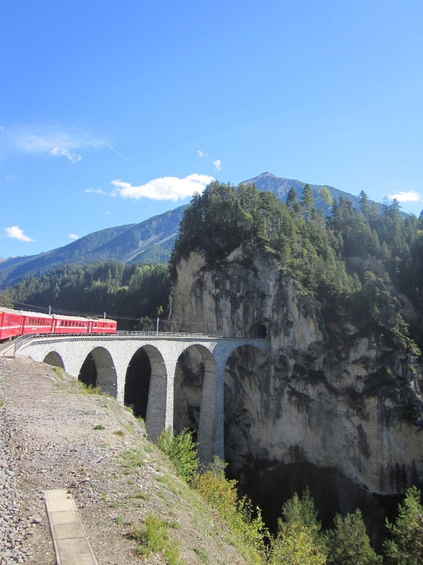 ラントヴァッサー橋を通過する列車