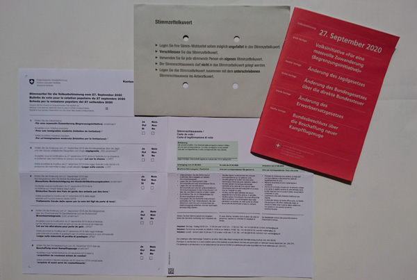 国民投票に先立って郵送される投票用紙(Stimmzettel)、投票権証明書(Stimmrechtsausweis)および投函用の封筒(Stimmzettelkuvert)と投票対象法案の解説書(Abstimmungsvorlage)